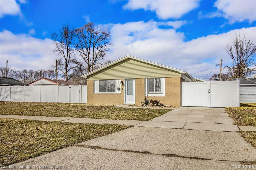 27016 Beverly Road Taylor, MI 48180 - Photo 3 of 15