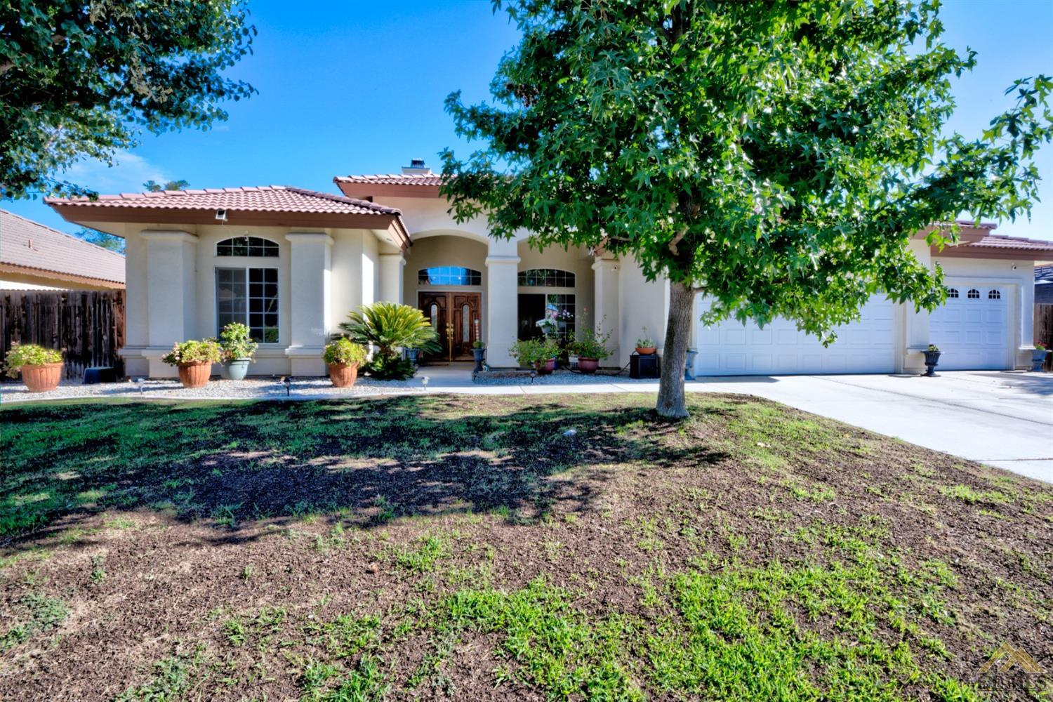 Undisclosed Address Shafter, CA 93263 - Photo 2 of 21 a view of a house with backyard and sitting area