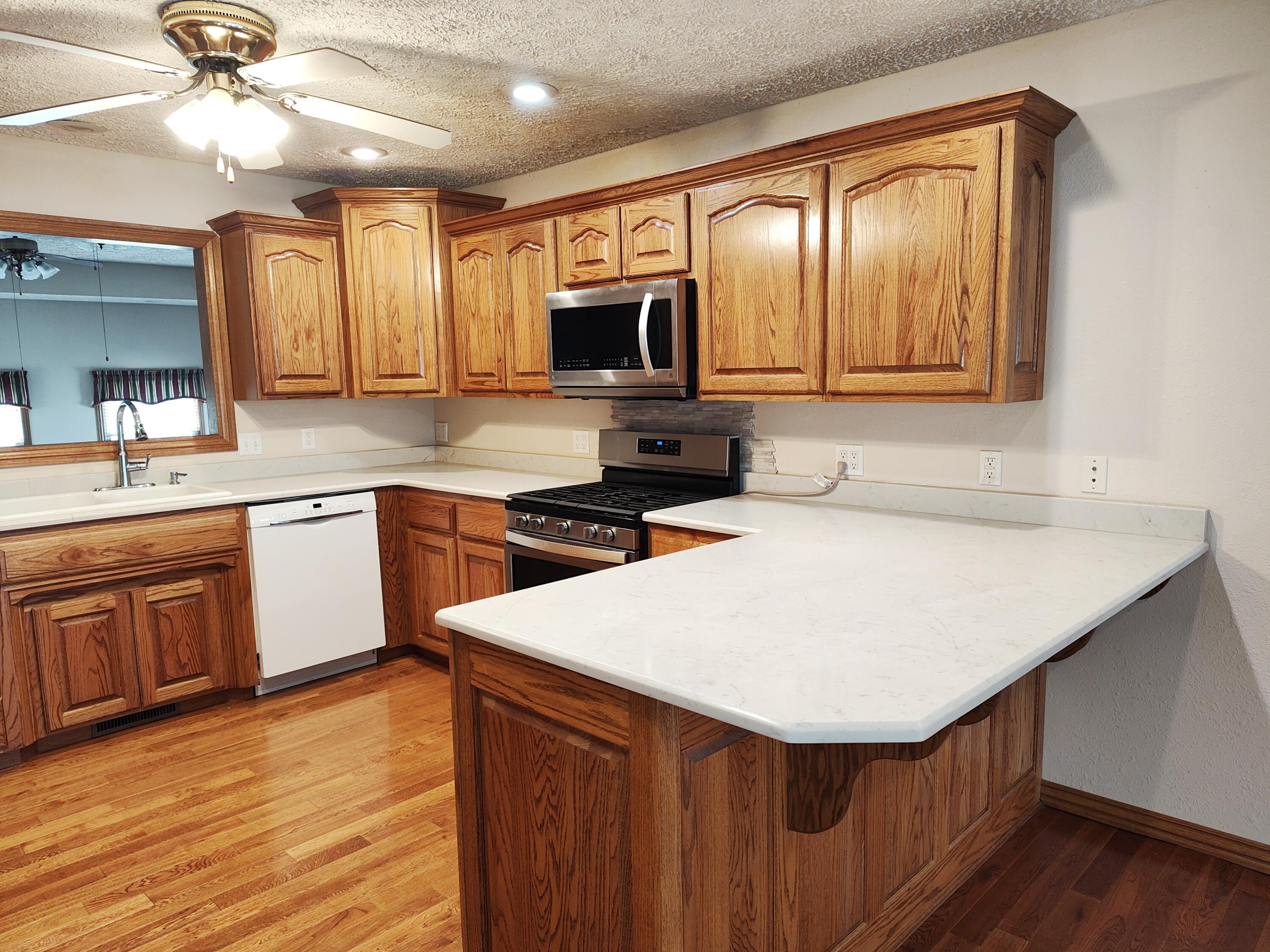 4107 South 118th Road Bolivar, MO 65613 - Photo 10 of 48 Breakfast bar - quartz counter tops