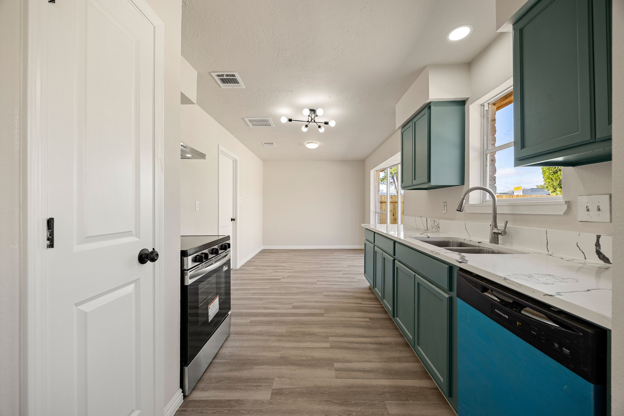 11722 Langdon Lane Houston, TX 77072 - Photo 9 of 34