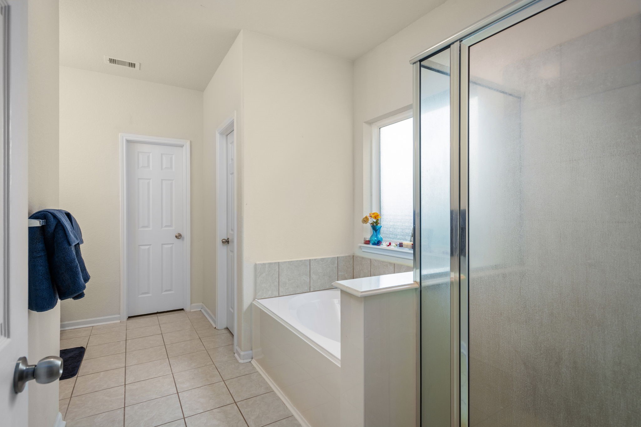 2702 Elm Crossing Trail Spring, TX 77386 - Photo 11 of 21 a bathroom with a tub a sink and mirror