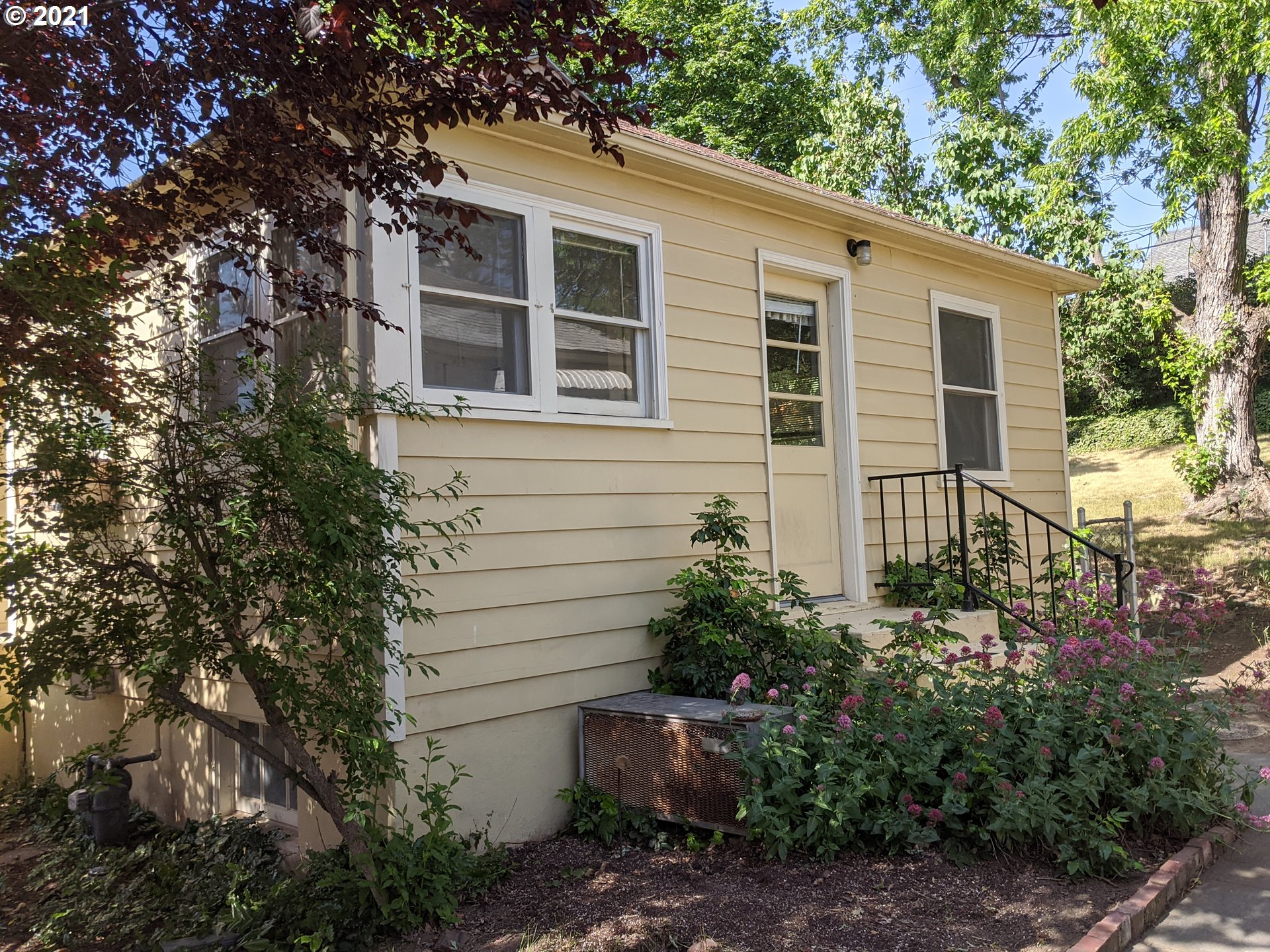 653 Northwest 8th Street Pendleton, OR 97801 - Photo 2 of 32