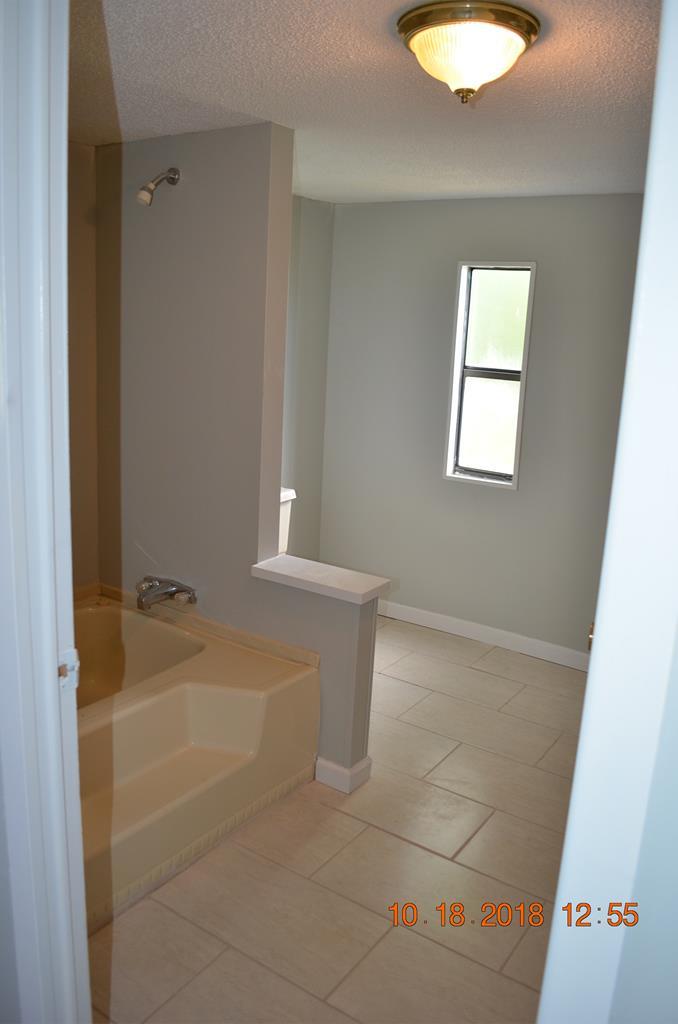 1055 Burnett Road Byron, GA 31008 - Photo 9 of 23 a bathroom with a bathtub
