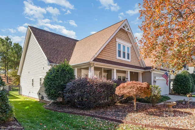 a view of a yard in front of house