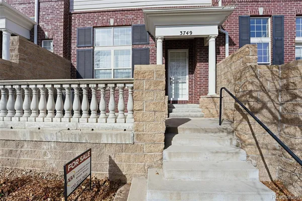 a view of entryway with a front door