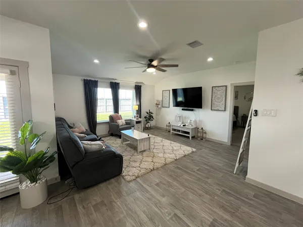 $2,400 | 827 Teal Moon Drive, Rosharon, TX 77583