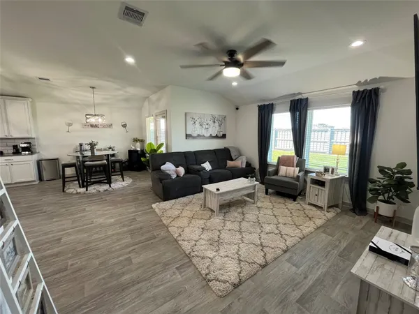 $2,400 | 827 Teal Moon Drive, Rosharon, TX 77583