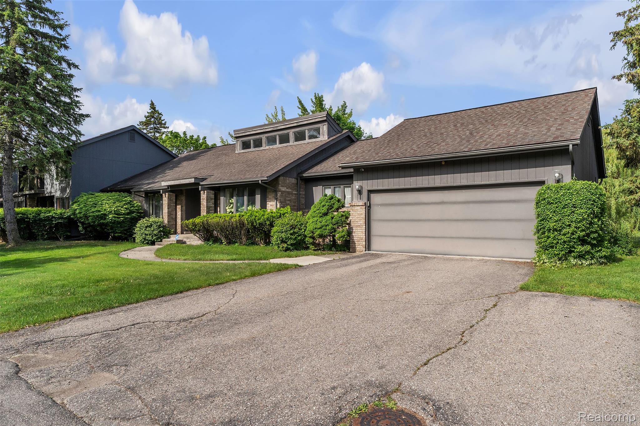 5520 Ridgewood Road West Bloomfield, MI 48322 - Photo 2 of 52 ridgewood-02.jpg
