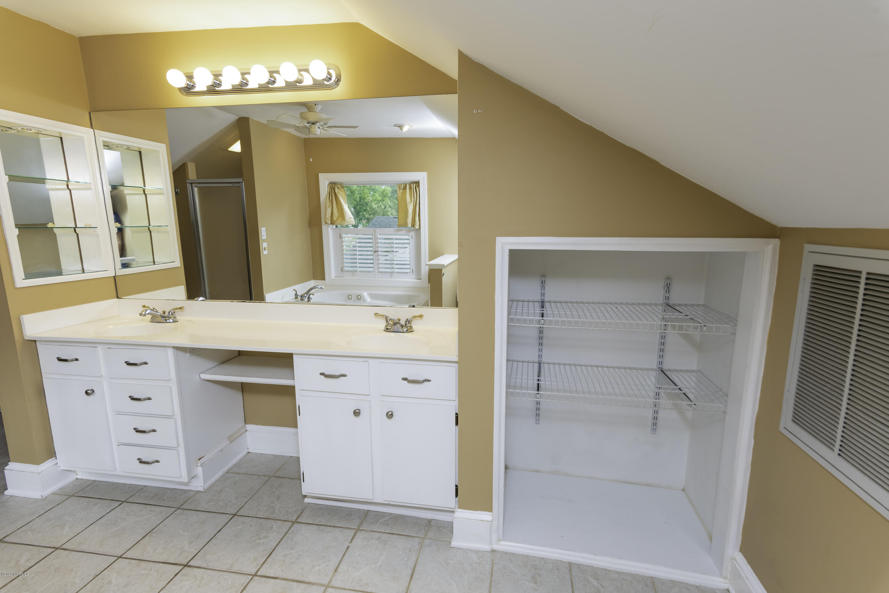 1814 Tryon Road New Bern, NC 28560 - Photo 31 of 35 MasterSuiteBath