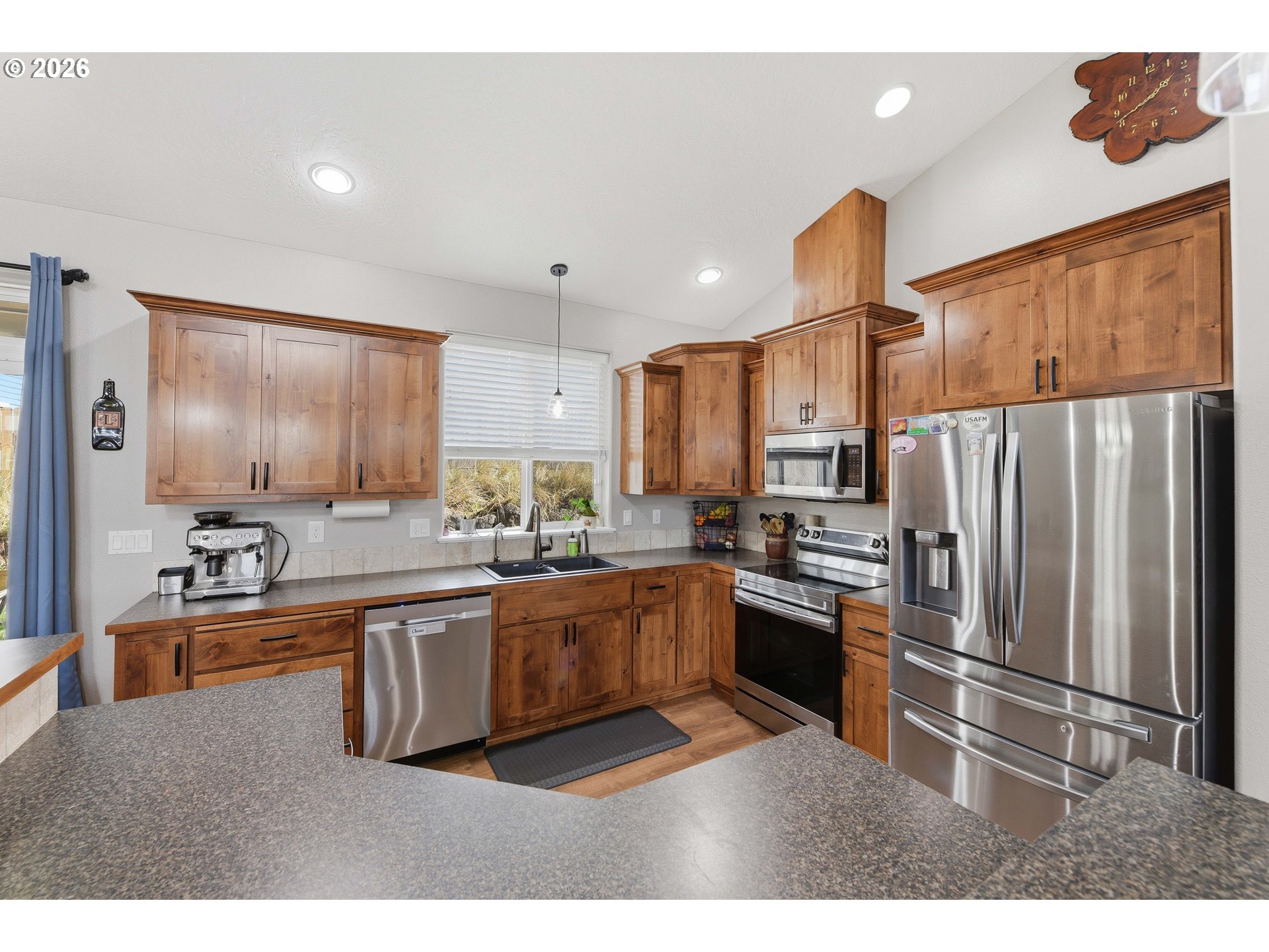 2025 Roosevelt Loop North Bend, OR 97459 - Photo 15 of 48