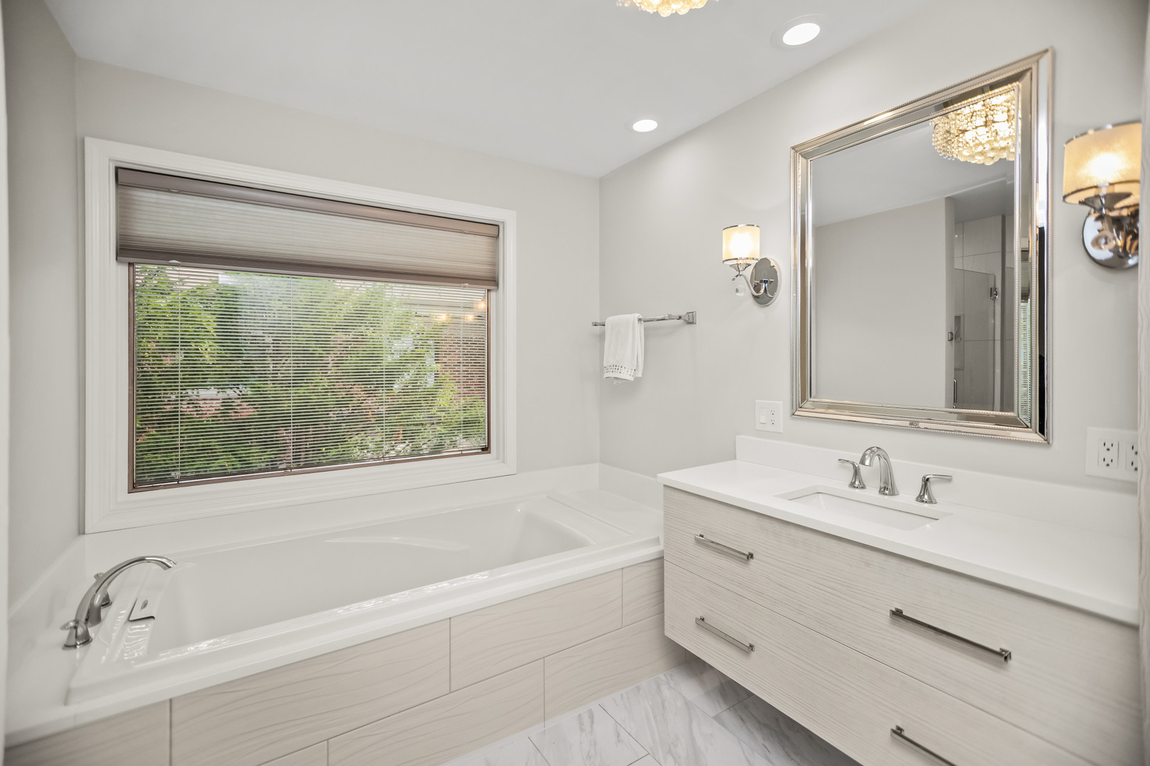 15 Landmark Street Northfield, IL 60093 - Photo 18 of 24 a bathroom with a bathtub and a sink