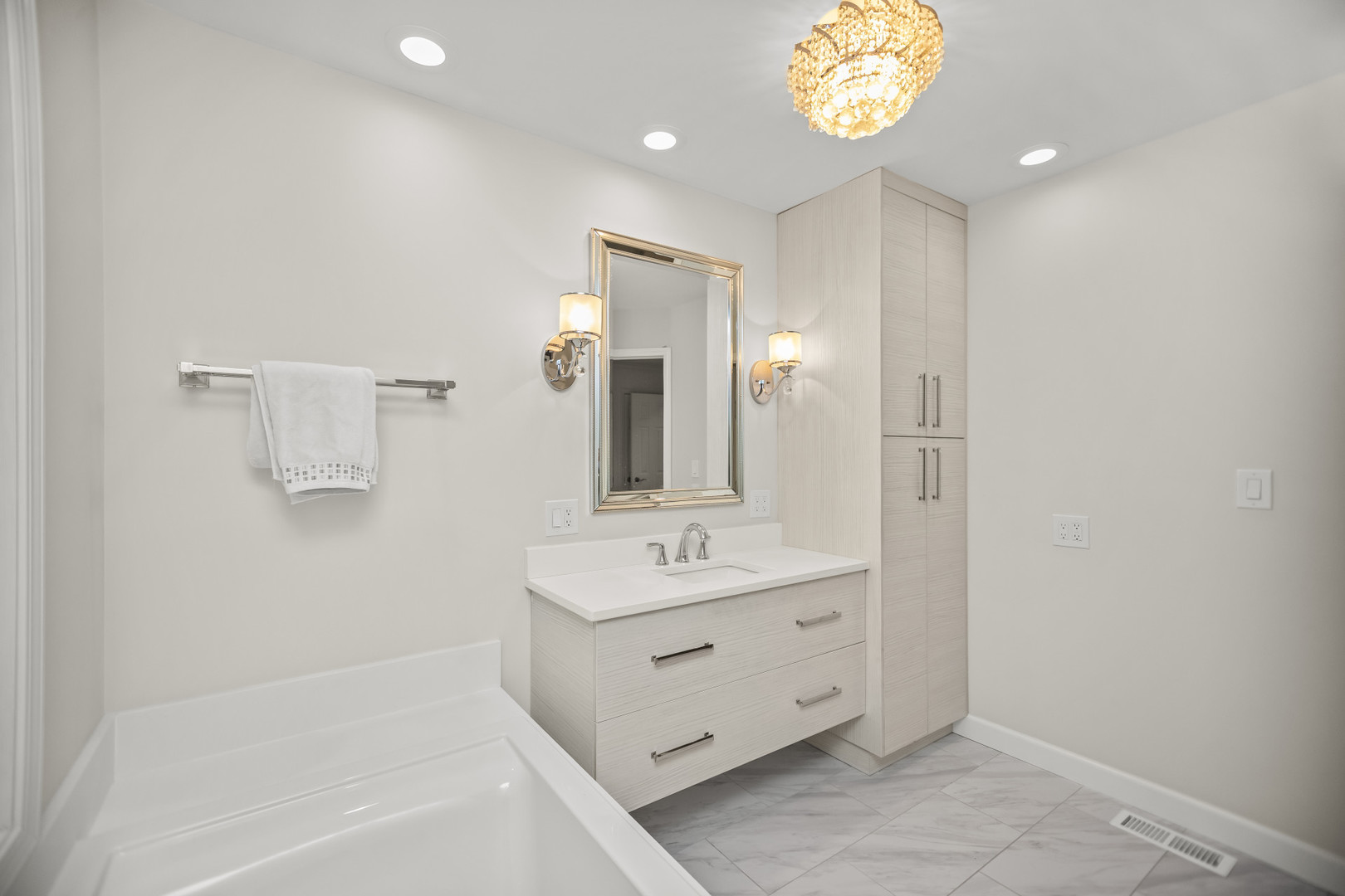 15 Landmark Street Northfield, IL 60093 - Photo 20 of 24 a bathroom with a sink mirror vanity and bathtub
