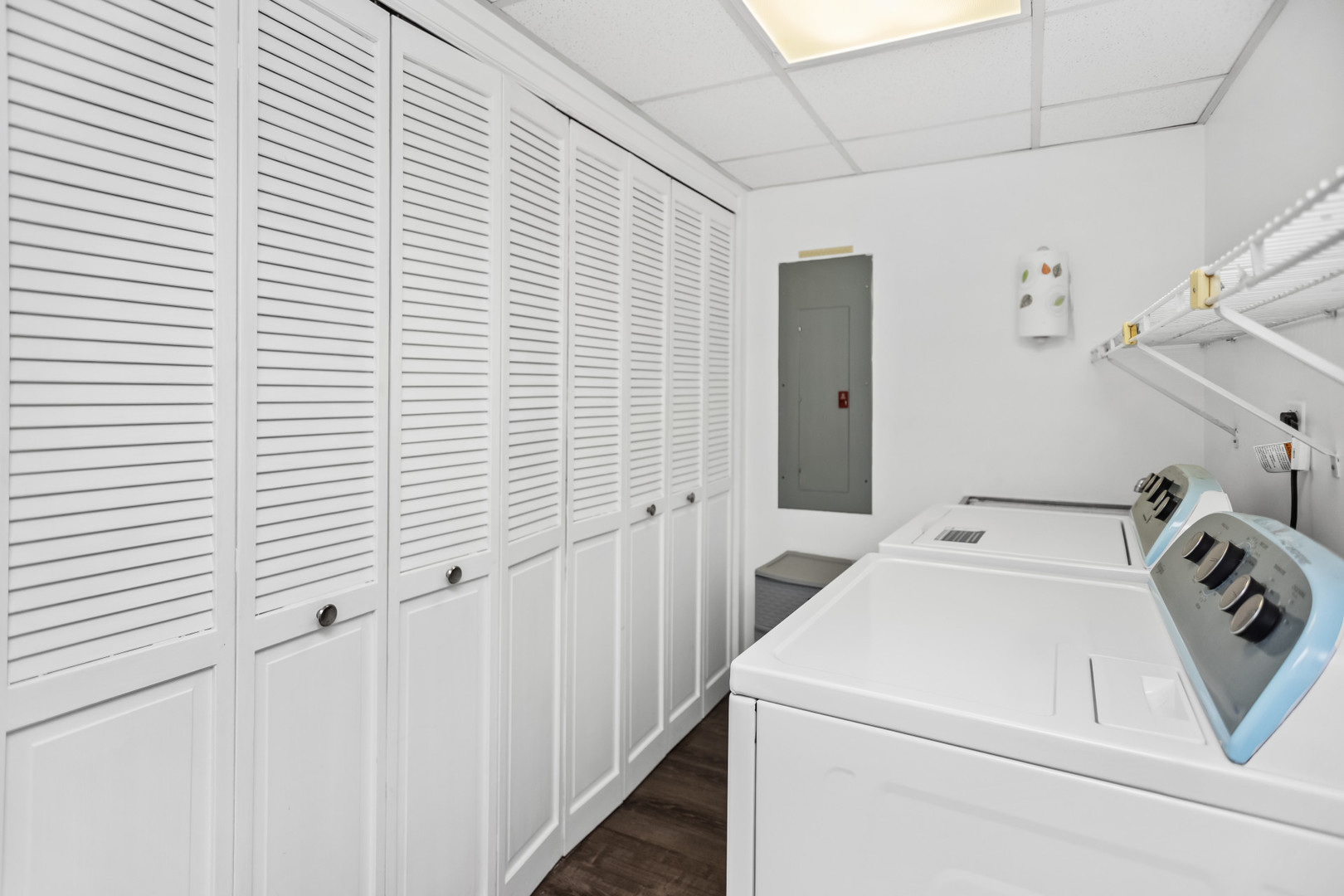 15 Landmark Street Northfield, IL 60093 - Photo 4 of 24 a utility room with dryer and washer