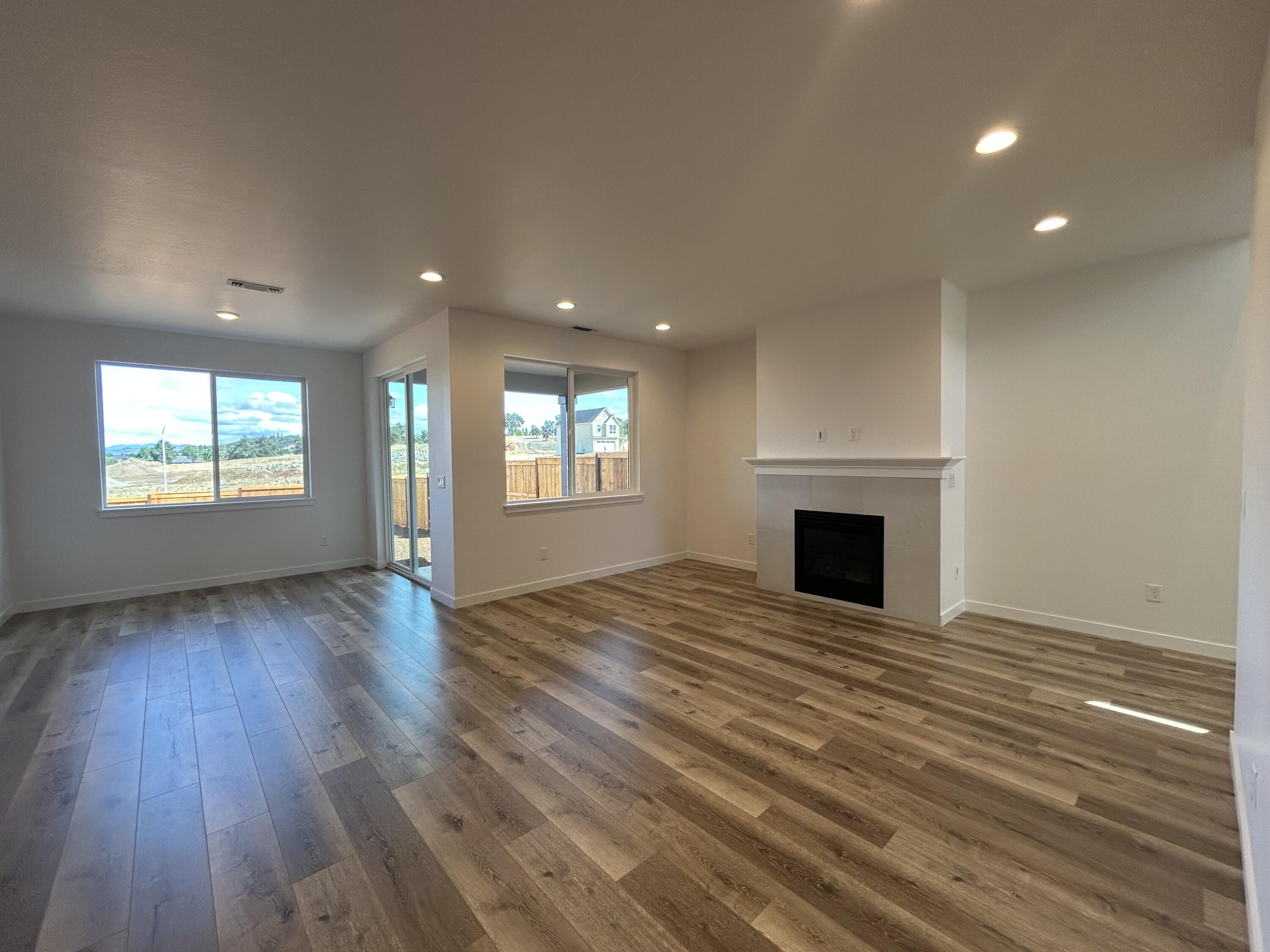 121 Valemont Drive, Unit 34 Eagle Point, OR 97524 - Photo 11 of 24