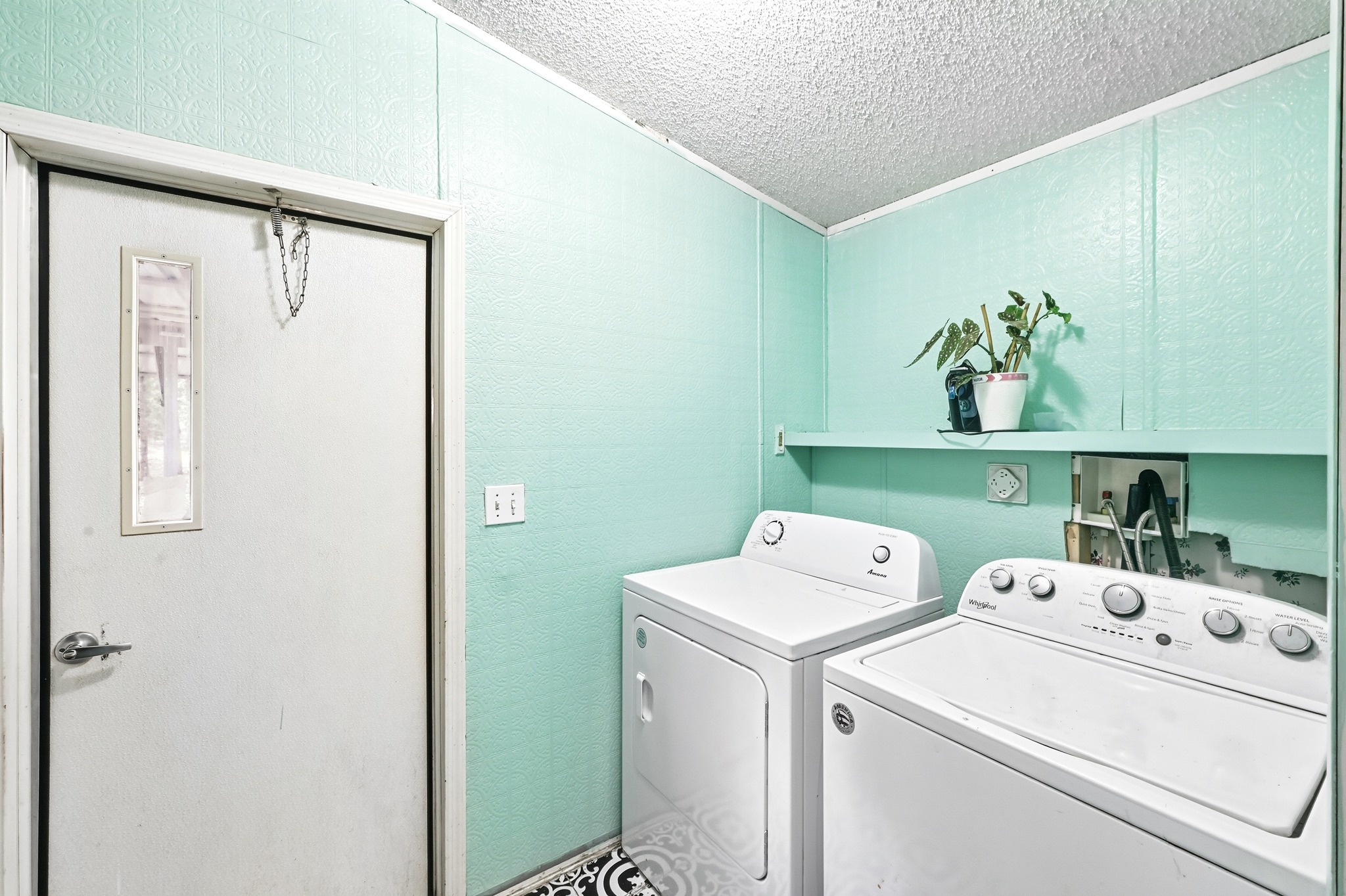 124 Coyote Lane Elgin, TX 78621 - Photo 15 of 40 a utility room with dryer and washer