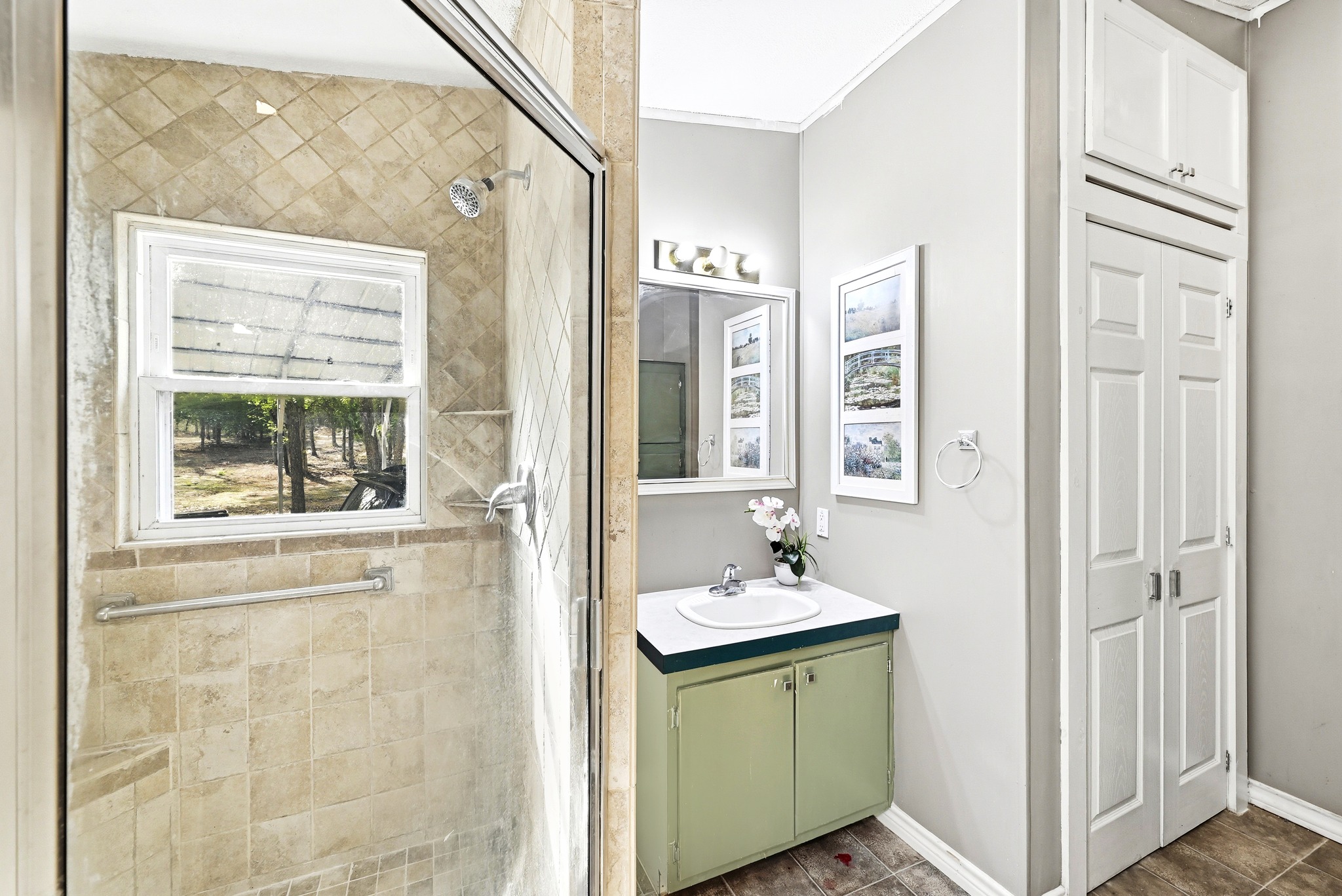 124 Coyote Lane Elgin, TX 78621 - Photo 18 of 40 a bathroom with a sink a mirror and a shower