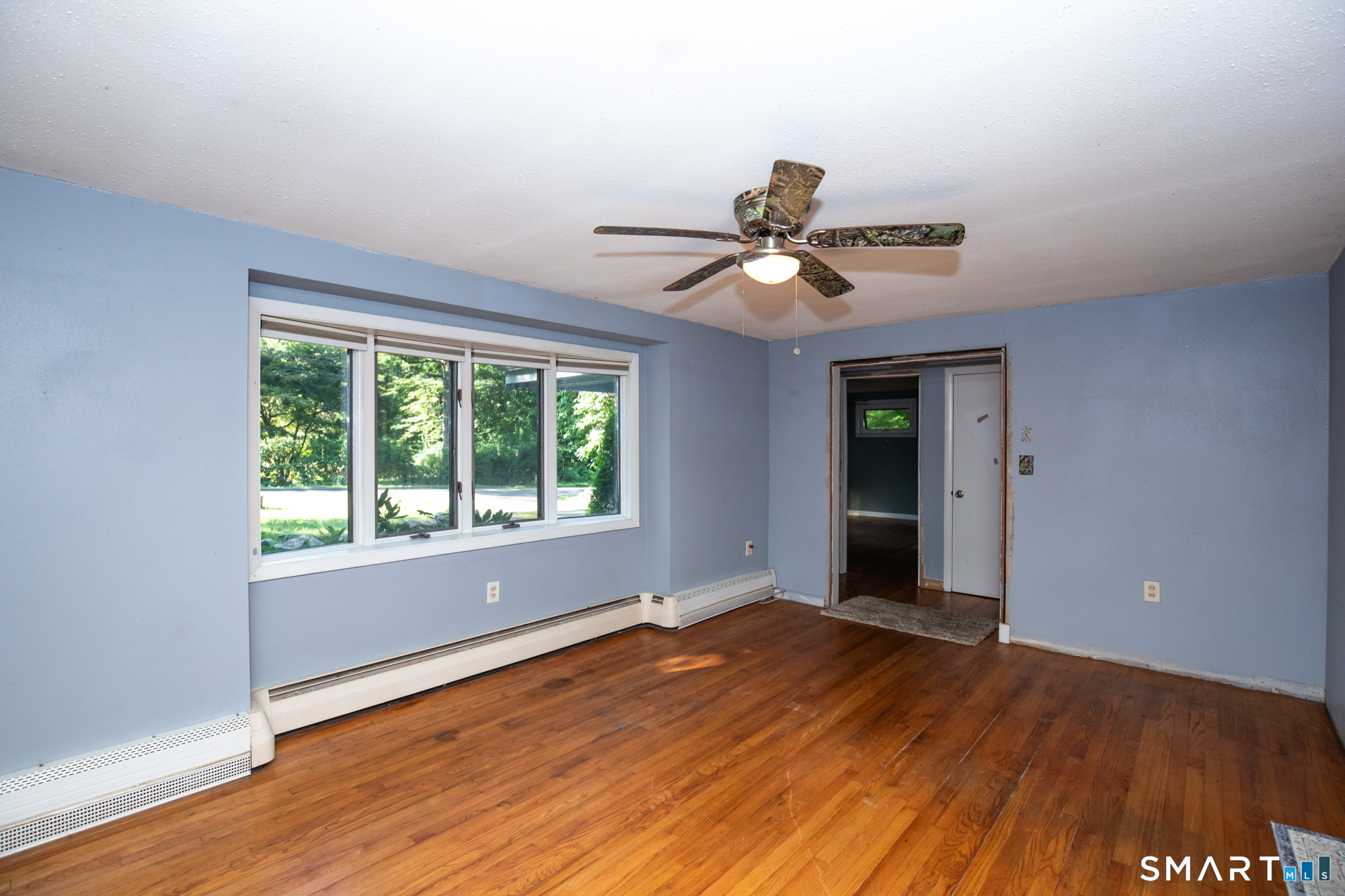 38 Little City Road Killingworth, CT 06419 - Photo 3 of 20 Living room & front entry