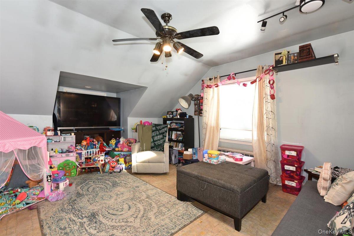 39 Greentree Road Mineola, NY 11501 - Photo 15 of 27