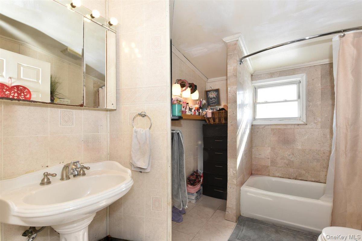 39 Greentree Road Mineola, NY 11501 - Photo 16 of 27