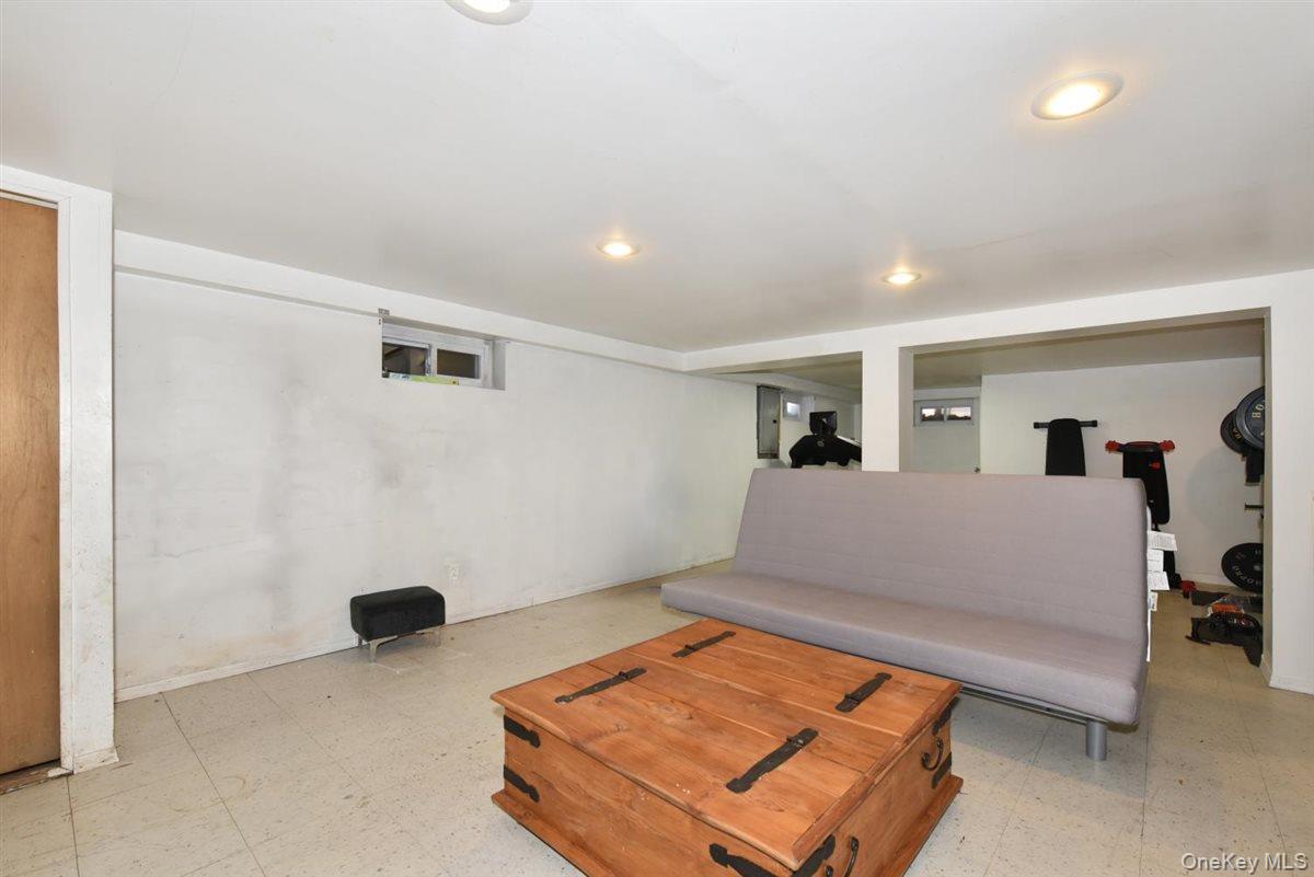 39 Greentree Road Mineola, NY 11501 - Photo 17 of 27