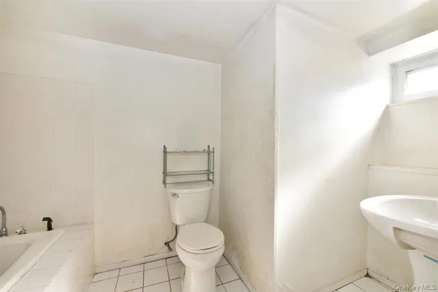 $880,000 | 39 Greentree Road, Mineola, NY 11501