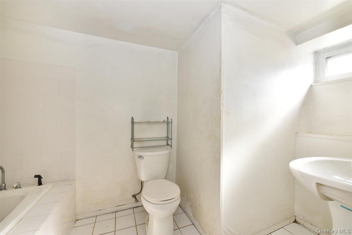 39 Greentree Road Mineola, NY 11501 - Photo 19 of 27