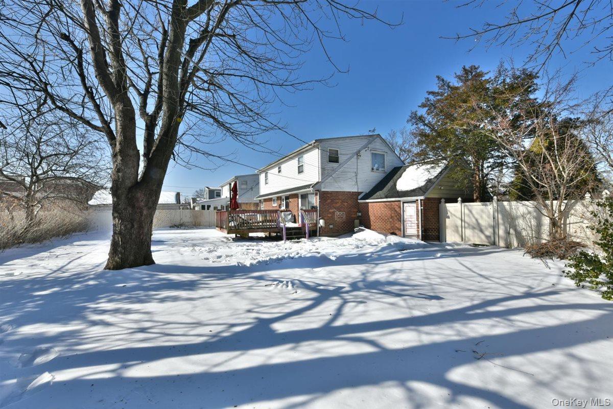 39 Greentree Road Mineola, NY 11501 - Photo 23 of 27