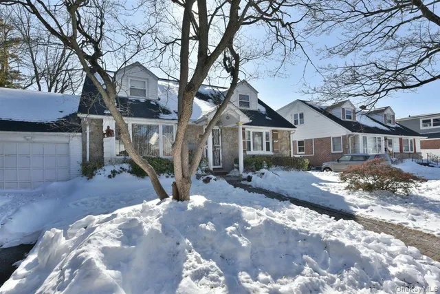 $880,000 | 39 Greentree Road, Mineola, NY 11501