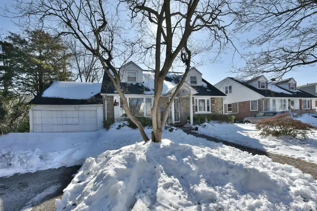 $880,000 | 39 Greentree Road, Mineola, NY 11501