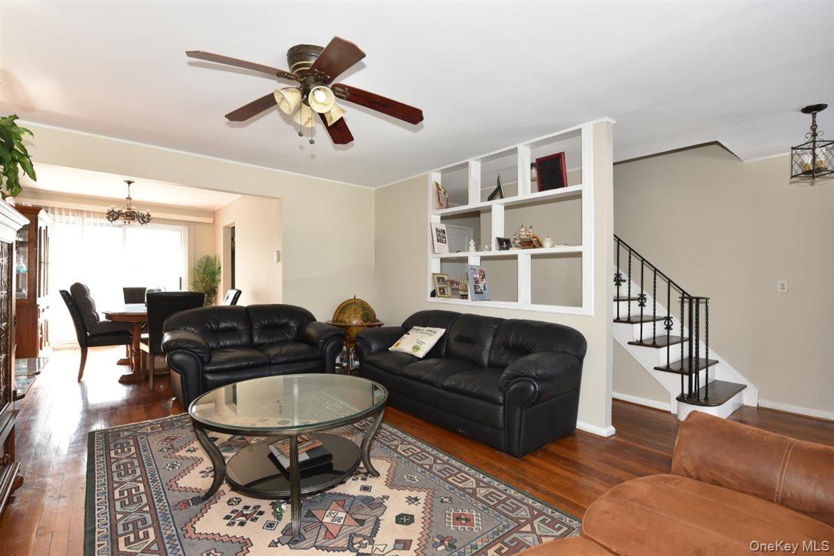 39 Greentree Road Mineola, NY 11501 - Photo 3 of 27