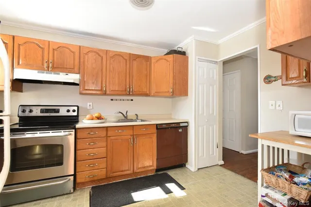 $880,000 | 39 Greentree Road, Mineola, NY 11501