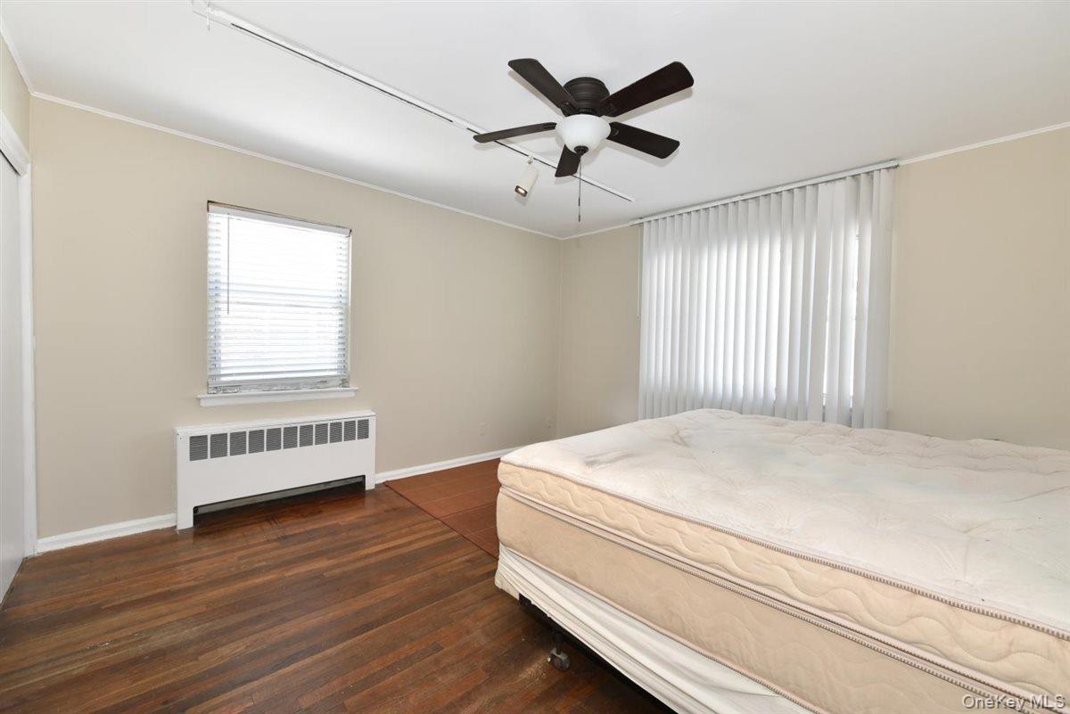 39 Greentree Road Mineola, NY 11501 - Photo 10 of 27