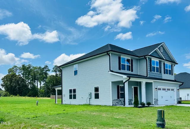 a view of a house with yard