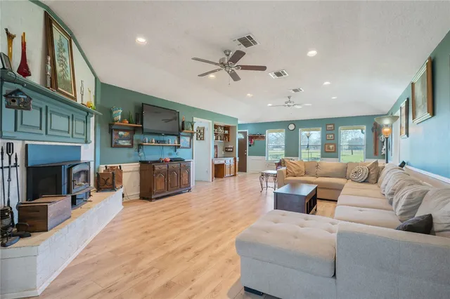 $625,000 | 20321 Highway 90 N Bedias Tx 77831 North, Bedias, TX 77831