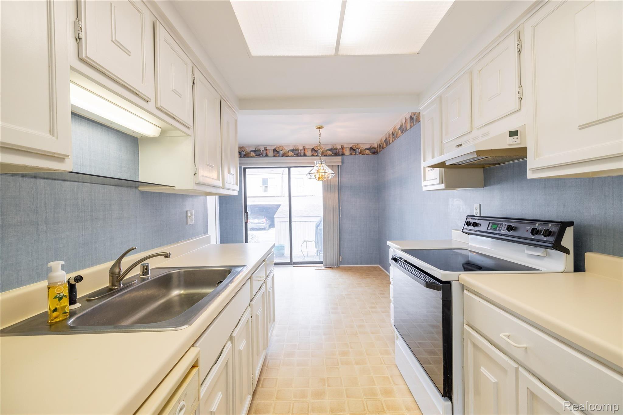 1440 Oakbrook E Drive Rochester, MI 48307 - Photo 4 of 25 Kitchen