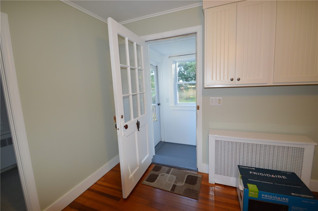 412 Mitchell's Lane Middletown, RI 02842 - Photo 4 of 21