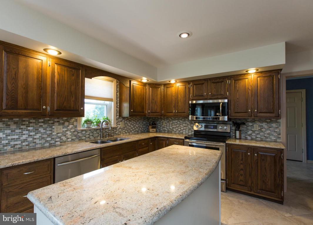 215 Farmstead Lane Lititz, PA 17543 - Photo 7 of 71