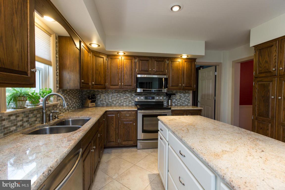 215 Farmstead Lane Lititz, PA 17543 - Photo 8 of 71
