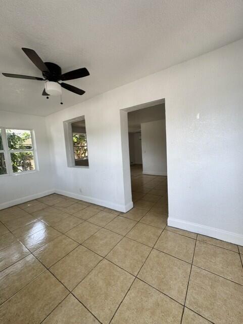 554 West 1st Street Riviera Beach, FL 33404 - Photo 2 of 11 1b349cd3-0343-41b9-b316-f03202493c25