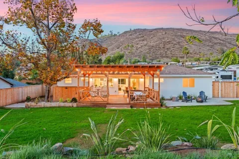 a view of yard with green space