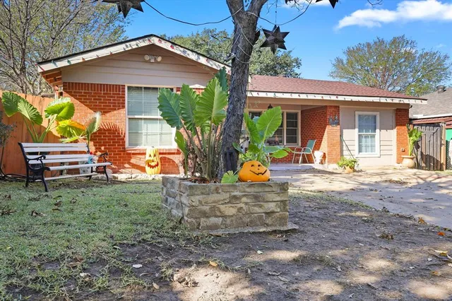 a view of a house with backyard and sitting area