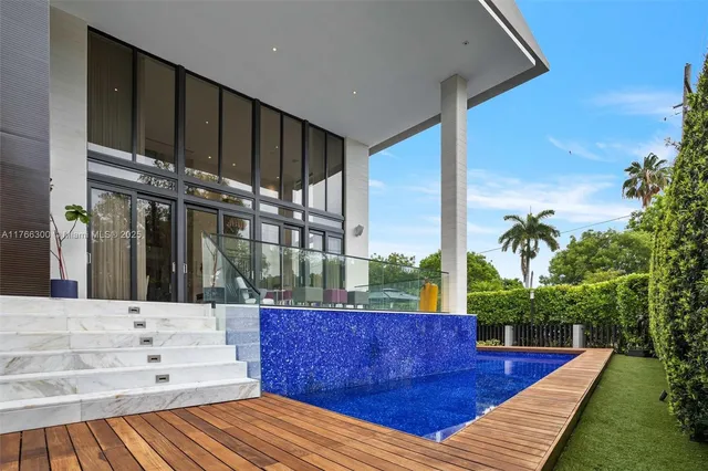 $11,300,000 | 610 Harbor Circle, Key Biscayne, FL 33149