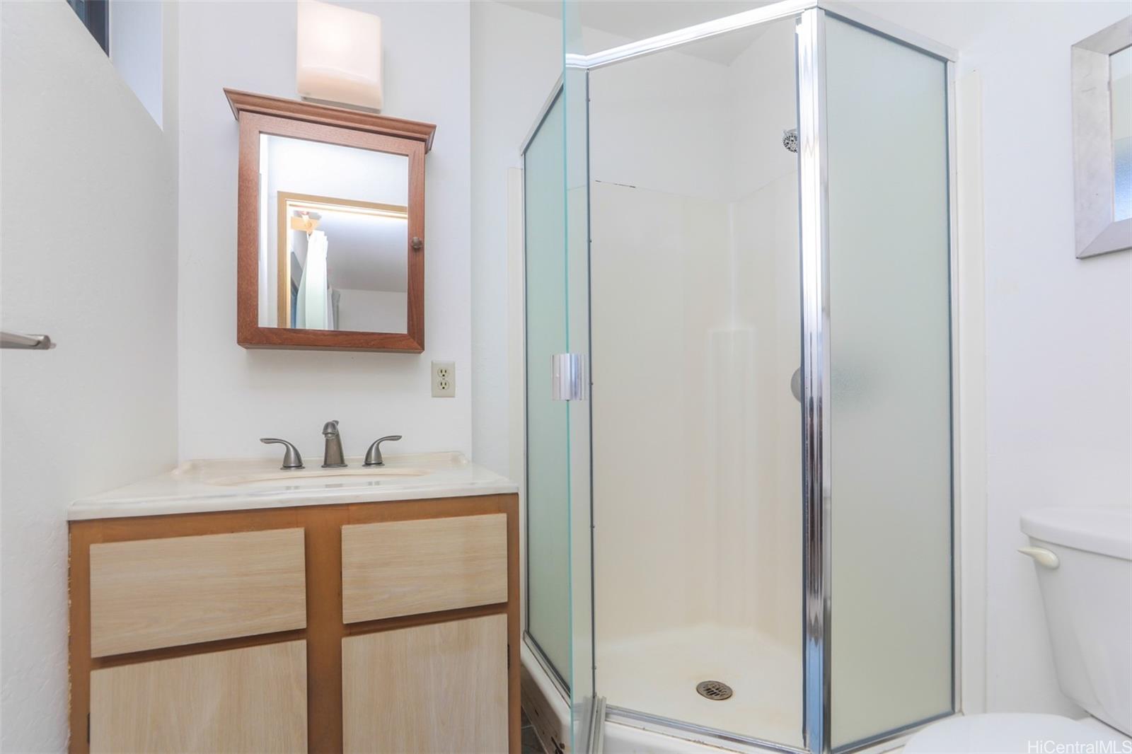 1540 Magazine Street, Unit C/3 Honolulu, HI 96822 - Photo 14 of 25 a bathroom with a sink and a mirror