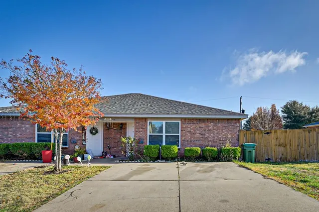 $1,575 | 607 Kings Way Drive, Unit B, Mansfield, TX 76063