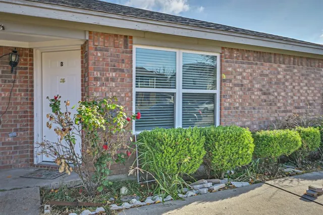 $1,575 | 607 Kings Way Drive, Unit B, Mansfield, TX 76063