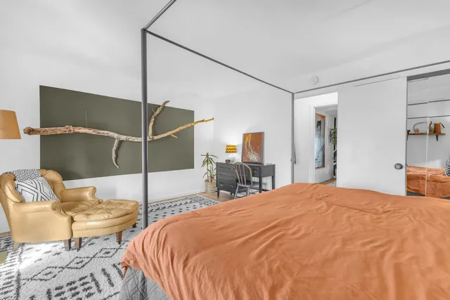 a view of a back yard