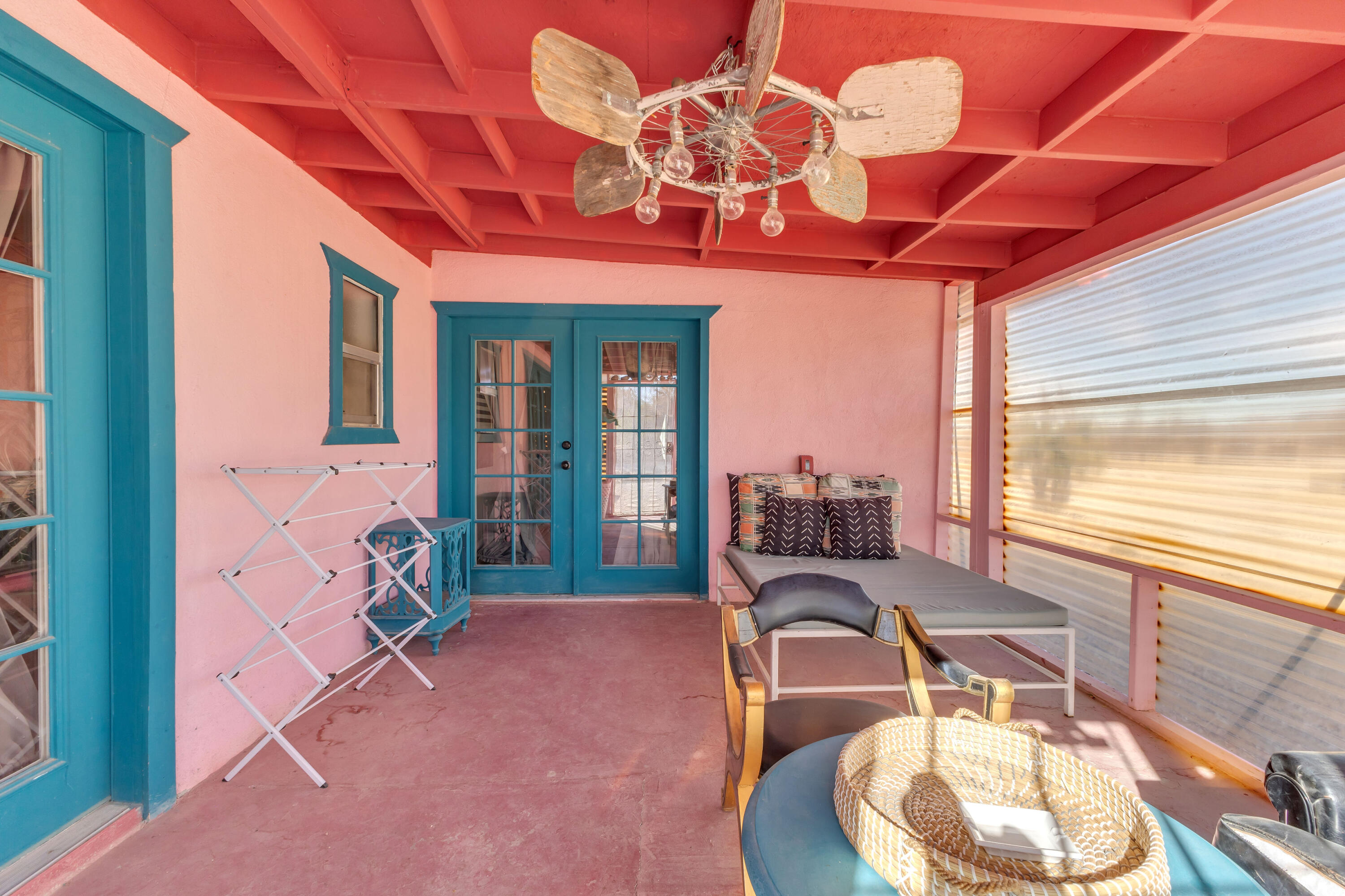 2642 Star Lane Joshua Tree, CA 92252 - Photo 47 of 76 a very nice looking room with a large window