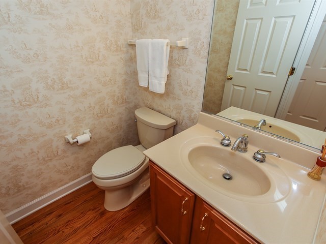 804 Stone Canyon Circle Inverness, IL 60010 - Photo 18 of 30 a bathroom with a sink toilet and mirror