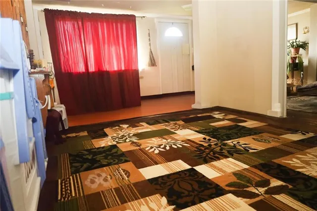 a view of a backyard