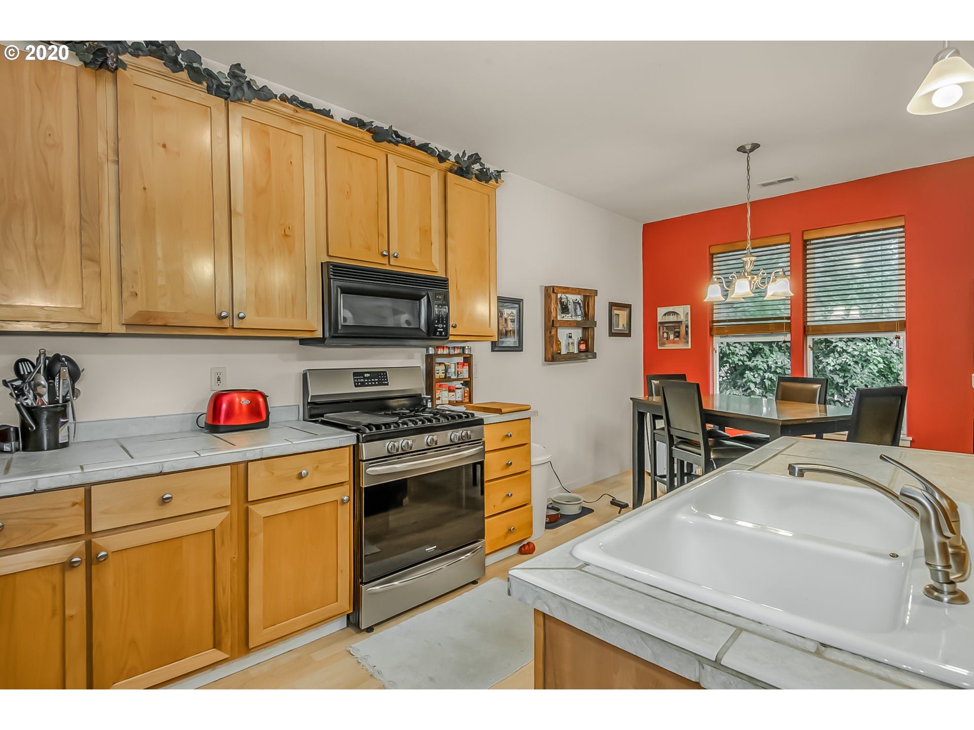 328 Northeast Roth Street Portland, OR 97211 - Photo 10 of 20 Kitchen/Dining Room